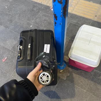 Görevlinin Sert Çarpması Valizimin Tekerleğini Kırdı