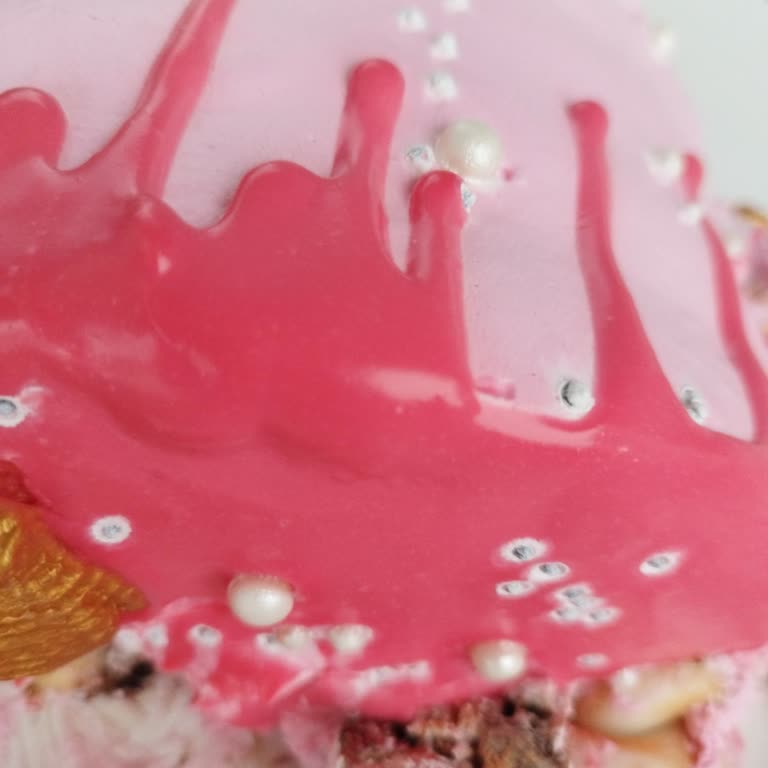 Sakli Tatlar Sert Bir Boncuk Benzeri Yabancı Madde Vardı Ve Pastadan Yerken Dişimi Kırdım