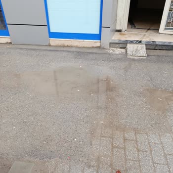 Işıklar Mahallesi Sivrihisar 1. Cadde Kaldırımındaki Çöküntü Ve Su Birikintisi