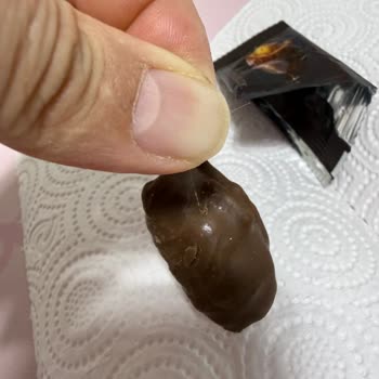 File Market Hijyen Skandalı: Çikolatalı Hurma Ürününün İçinden Kıl Çıktı!