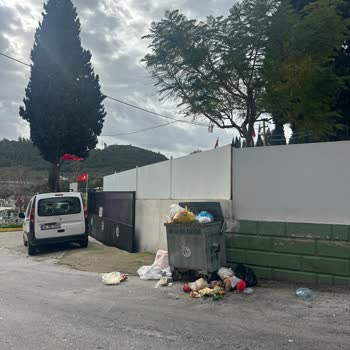 Emek Mahallesi Derya Sokak’ta Çöp Konteynerlerinin Boşaltılmaması Ve Yetersizliği