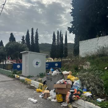 Emek Mahallesi Derya Sokak’ta Çöp Konteynerlerinin Boşaltılmaması Ve Yetersizliği