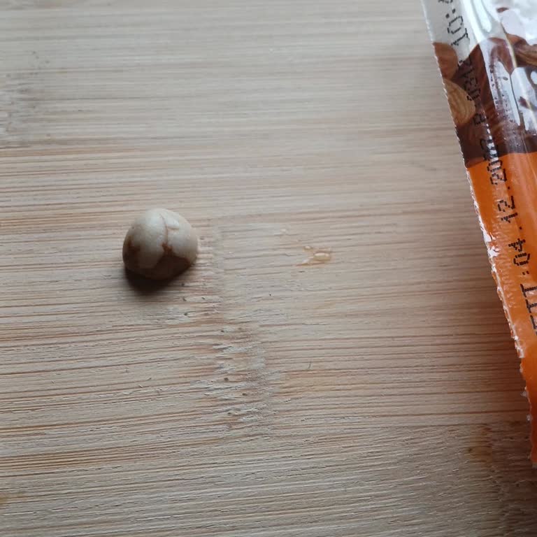 Seyidoğlu Bademli Helvasının İçinde Taş Parçası Bulundu