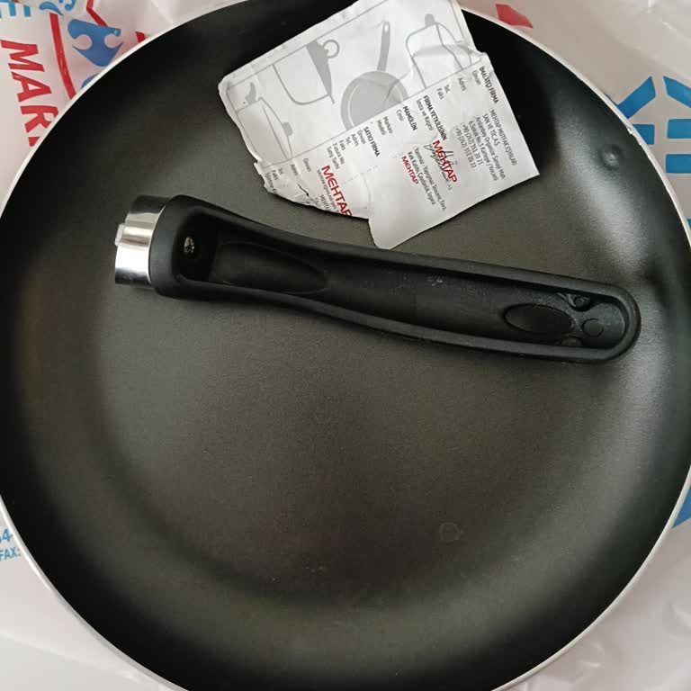 Carrefour'da Kırık Tava Seti Ve Cevapsız Ücret İadesi Talebi