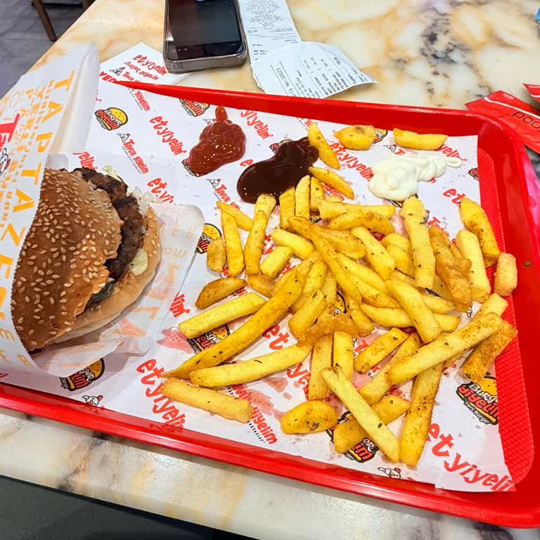Burger Yiyelim  Şubesinde Patates Az, Yağlı Ve Personel Yardımsız