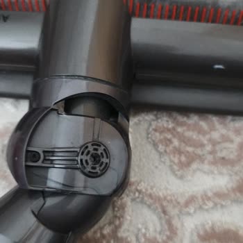 Dyson V15 Anti Tangle Başlığının Plastik Parçaları Gevşeyip Çıkıyor Ve Garanti Dışı Reddedildi