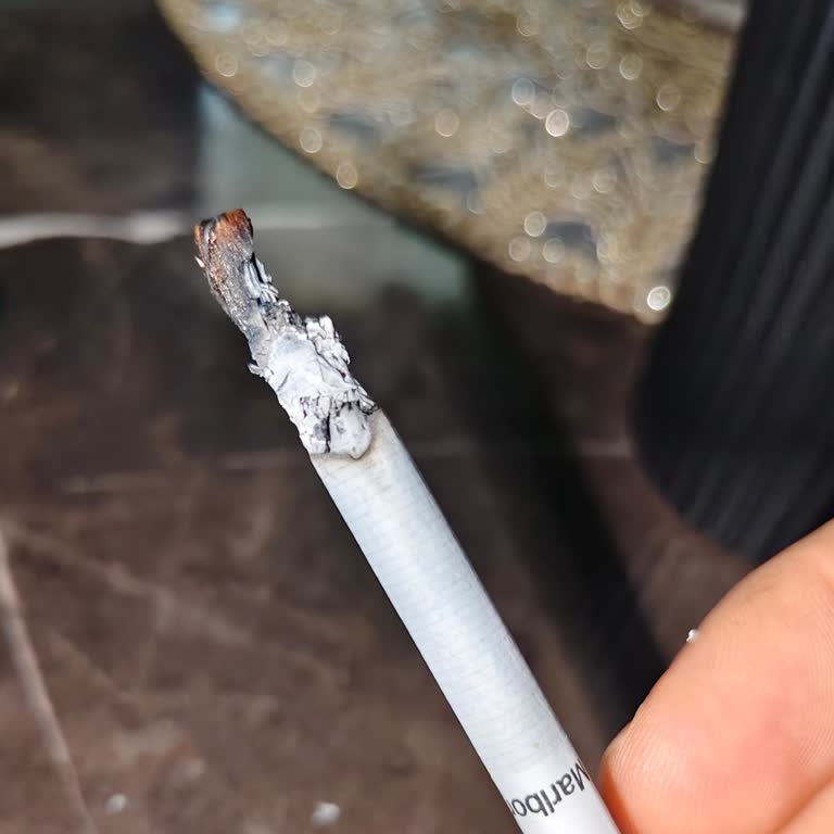 Marlboro Edge Blue Paketlerinde Yabancı Sert Parçalar Çıktı