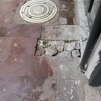 Manisa Yunusemre'de Kırık Kaldırım Taşları Yaya Güvenliğini Tehdit Ediyor