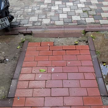 Manisa Yunusemre'de Kırık Kaldırım Taşları Yaya Güvenliğini Tehdit Ediyor