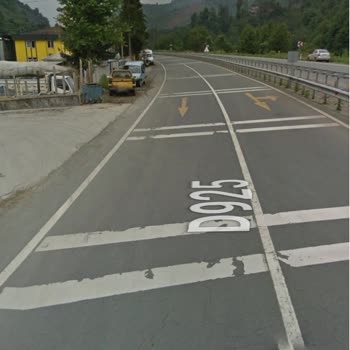 Köy Giriş Yolunun Bariyerlerden Açılması Gerekiyor: Zaman Ve Yakıt Kaybı