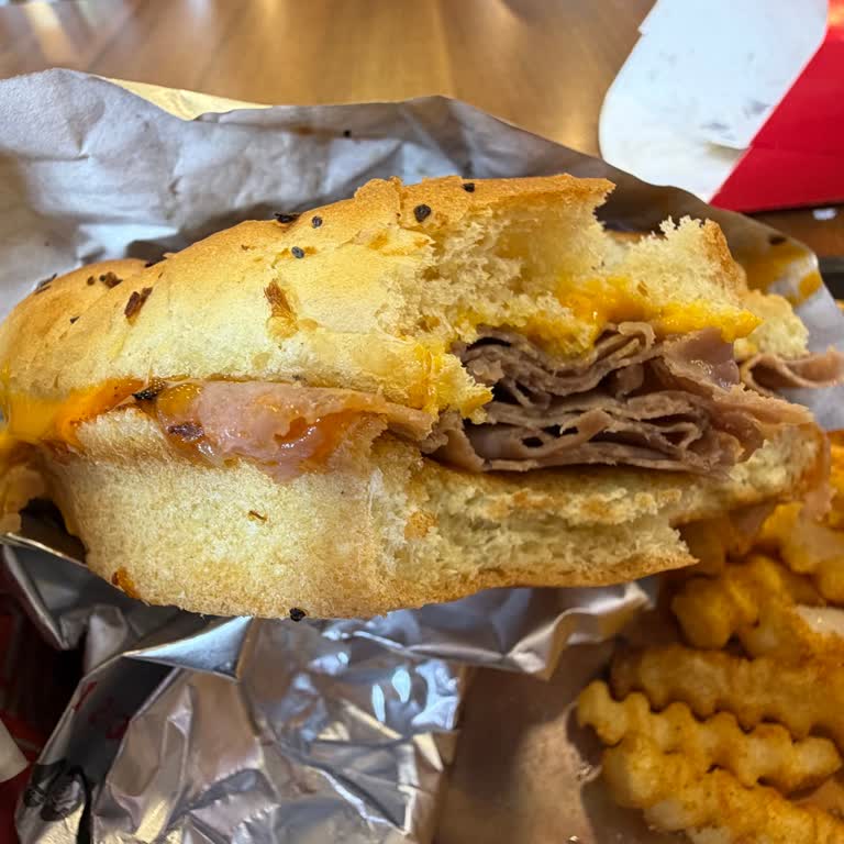 Arby's Görselleri Yanıltıyor, Ürün Boyutu Yetersiz Ve Çalışanlar Umursamaz