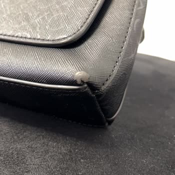 Calvin Klein Çantalarında Renk Değişikliği Ve Deri Soyulması