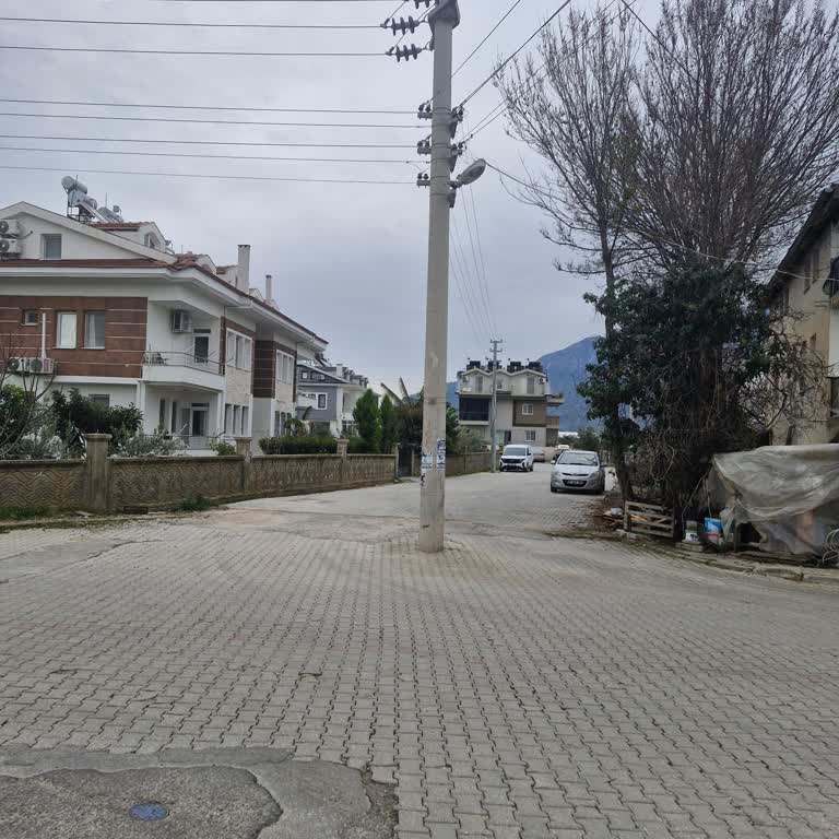 Aydem Perakende Çamköy Mahallesi Yol Ortasındaki Elektrik Direği Kazalara Davetiye Çıkarıyor