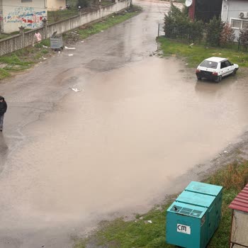Güler Sokak'ta Yağmur Suyunun Birikmesi Giriş Ve Park Erişimini Engelliyor