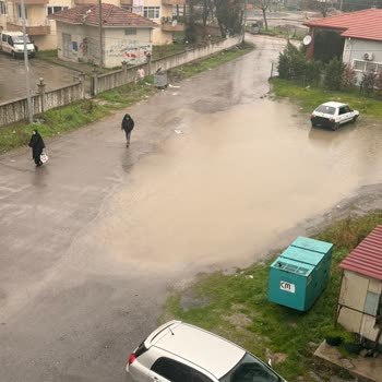 Güler Sokak'ta Yağmur Suyunun Birikmesi Giriş Ve Park Erişimini Engelliyor
