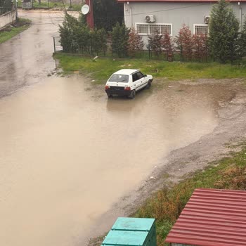Güler Sokak'ta Yağmur Suyunun Birikmesi Giriş Ve Park Erişimini Engelliyor