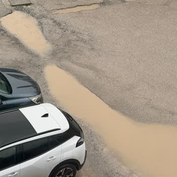 Güler Sokak'ta Yağmur Suyunun Birikmesi Giriş Ve Park Erişimini Engelliyor