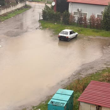 Güler Sokak'ta Yağmur Suyunun Birikmesi Giriş Ve Park Erişimini Engelliyor