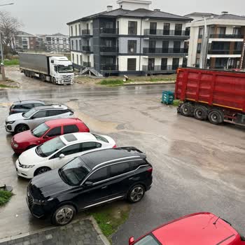 Güler Sokak'ta Yağmur Suyunun Birikmesi Giriş Ve Park Erişimini Engelliyor