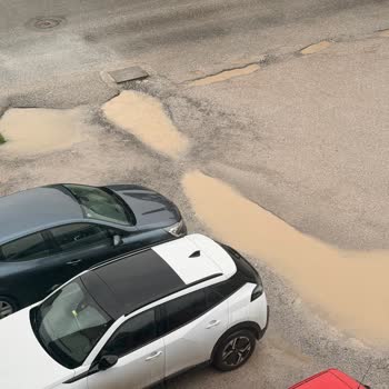 Güler Sokak'ta Yağmur Suyunun Birikmesi Giriş Ve Park Erişimini Engelliyor