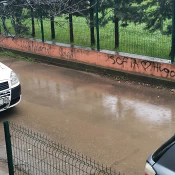 Darıca 1637 Sokakta Yanlış Yüksek Kanalizasyon Kapakları Yolun Su Basmasına Neden Oluyor