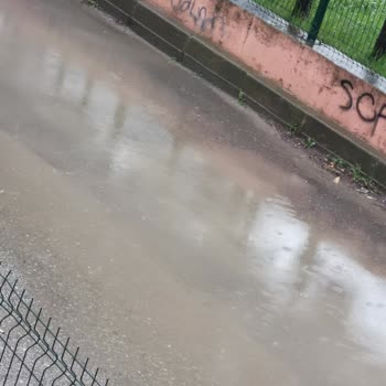 Darıca 1637 Sokakta Yanlış Yüksek Kanalizasyon Kapakları Yolun Su Basmasına Neden Oluyor