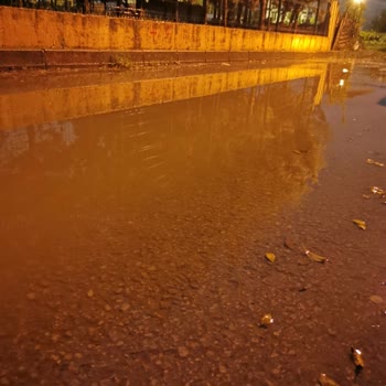 Darıca 1637 Sokakta Yanlış Yüksek Kanalizasyon Kapakları Yolun Su Basmasına Neden Oluyor