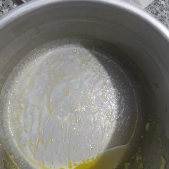 Kebir Marka Tereyağında Süt Gibi Sıvı Ve Beyaz Köpük Oluşumu