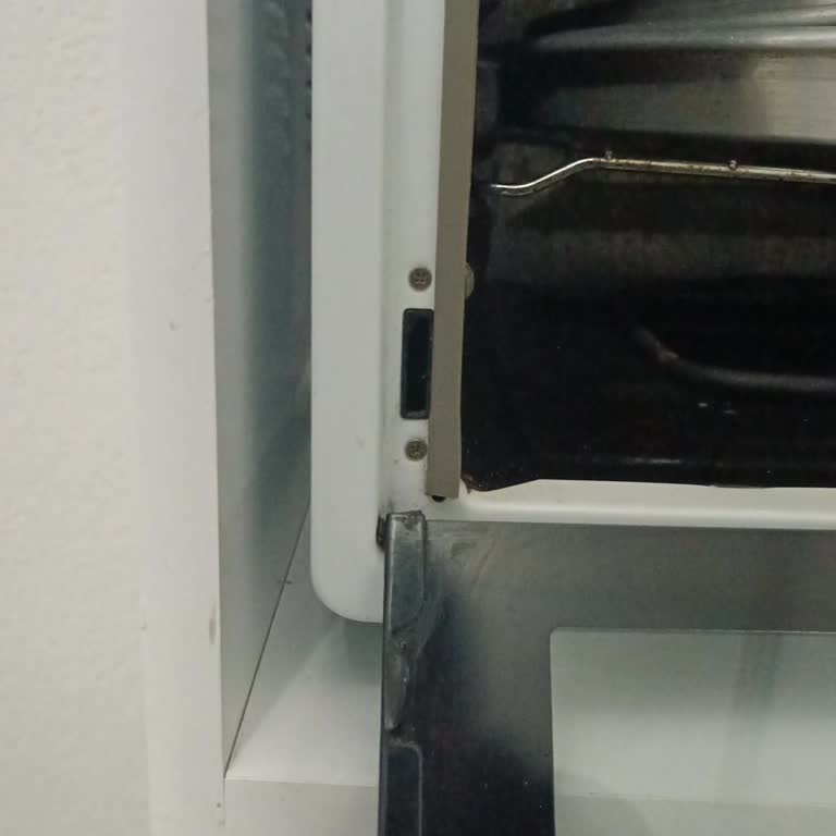 Simfer 4242 Fırının Kapak Menteşesi Aniden Kırıldı, Ücretsiz Tamir Talebi