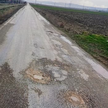 Polatlı Beylikköprü Asfaltı Çökmüş, Sürücü Güvenliği İçin Yeniden İnşa Gerekiyor