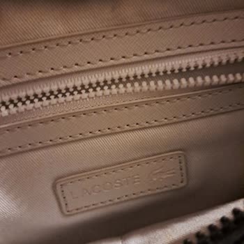 Lacoste Postacı Çantamın Timsah Amblemi Düşmesi Ve Çözüm Talebi