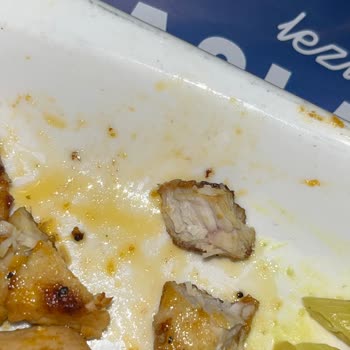 Cevahir AVM Tavuk Dünyası'nda Çiğ Ve Kuru Tavuk, Personelin Reddetmesi Ve Saygısız Tutumu