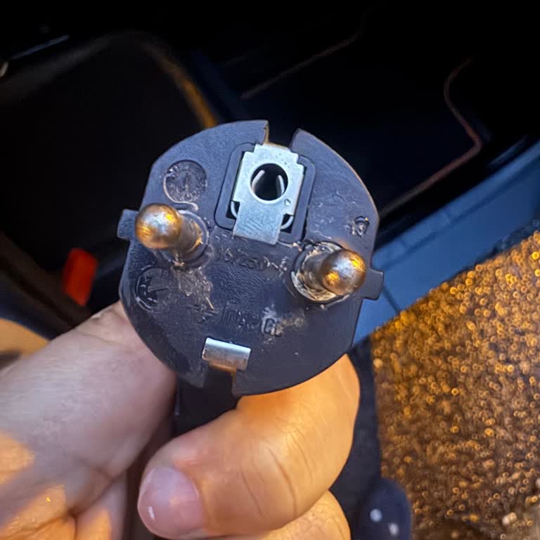 Şarj Kablosu Erimiş, Güvenlik Endişesi Ve Ücretsiz Değişim Talebi