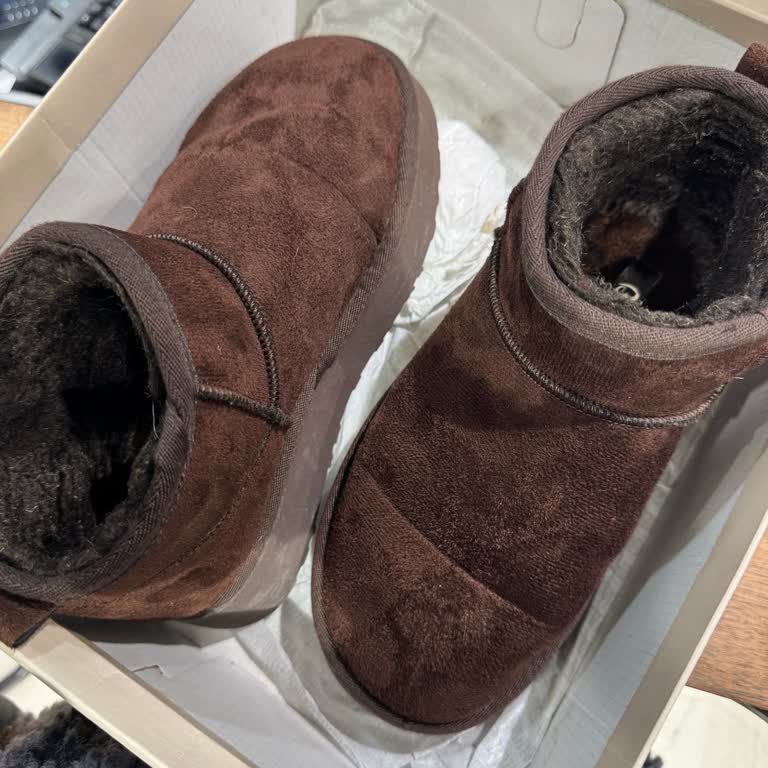 Bambi Mağazasında Tabanı Olmayan UGG Bot İçin İade Talebi