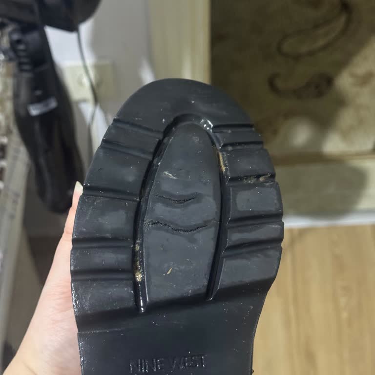 Nine West Çizmesi Kısa Sürede Yırtıldı, Değişim Talebi