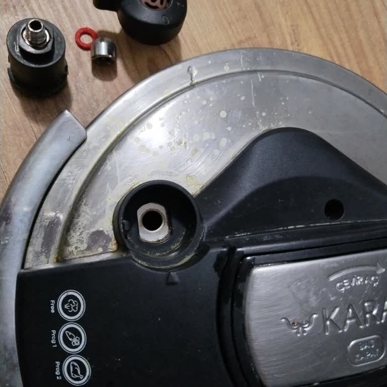 Karaca Züccaciye Düdüklü Tencerenin Çeliği Yıkandıkça Matlaşmaya Başladı