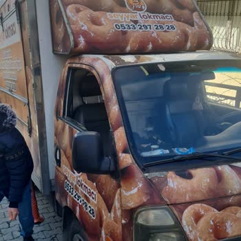 Eski Ve Kirli Lokma Arabası, Gecikme Ve Küçümseyici Yanıt