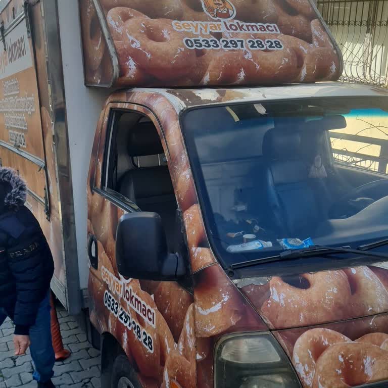 Eski Ve Kirli Lokma Arabası, Gecikme Ve Küçümseyici Yanıt