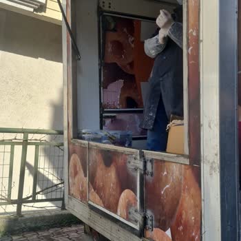 Eski Ve Kirli Lokma Arabası, Gecikme Ve Küçümseyici Yanıt