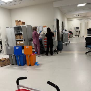 Gece Acil Serviste Temizlik Personeli Yokluğu Ve Kirli Sedye Üzerinde Hastanın Zorlanması