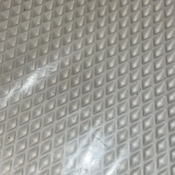 Yanık Ve Kirli Kedi Paspası: Satıcının Suçlayıcı Üslubu