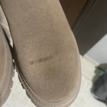 Süet Bot Tek Kullanımda Su Lekesi Ve Ayak Yaralanması