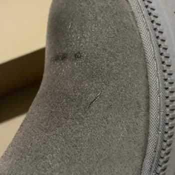 Süet Bot Tek Kullanımda Su Lekesi Ve Ayak Yaralanması