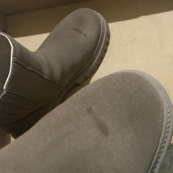 Süet Bot Tek Kullanımda Su Lekesi Ve Ayak Yaralanması