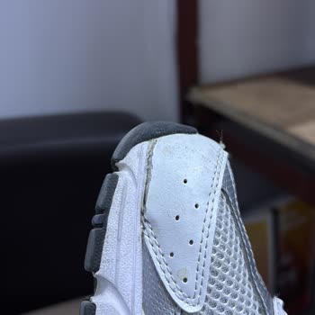 New Balance Ayakkabısının Kısa Sürede Açılan Dikişi Ve Yırtılan İç Astarı İçin Değişim Talebi