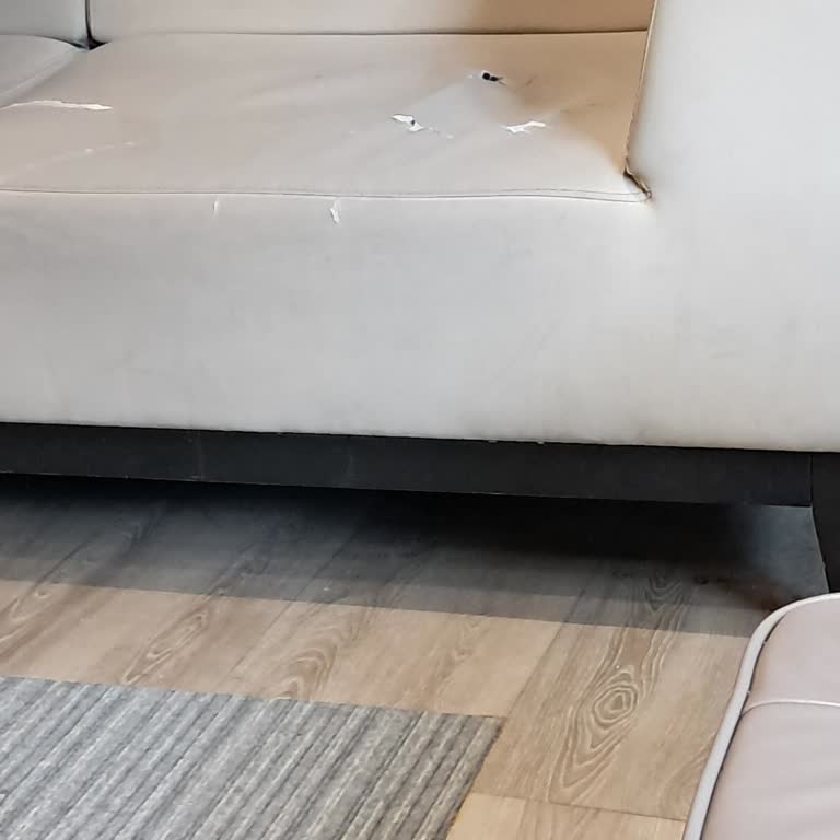 A Kapı Girişinde Yoğun Sigara Dumanı Ve Temizlik Eksikliği