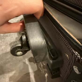 Ajet Uçuşunda Valiz Hasarı Ve Bebek Arabası Kayıp: Yetersiz İletişim Ve Tazminat Talebi