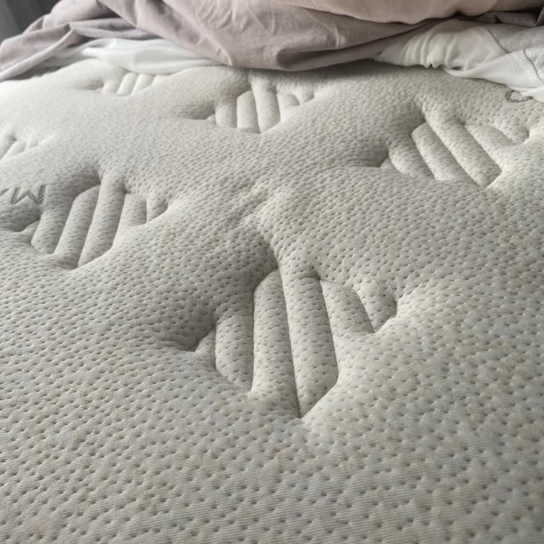 Sol Tarafta Çökme Ve Bel Ağrısına Neden Olan Yatakta Bambi Yetkili Servisinin Çözüm Yetersizliği