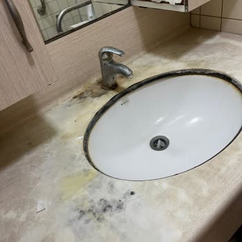 Manisa Alaşehir Devlet Hastanesi Dahiliye Servisinde Hijyen Ve Güvenlik Eksikliği