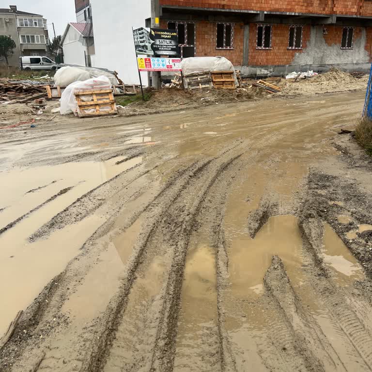 Çamurlu Çay Kenarı Sokakta Çakıl Dökmeyle Çözüm Talebi